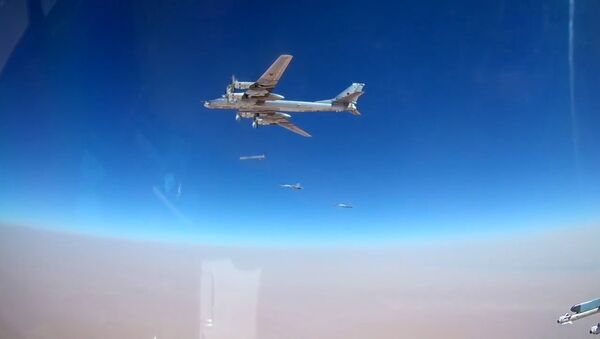 Así destruyen los bombarderos rusos Tu-95MS las posiciones terroristas - Sputnik Mundo