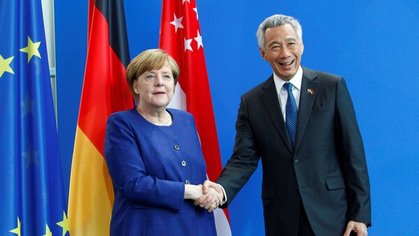 La canciller alemana, Angela Merkel y el ministro de Singapur, Lee Hsieng Loong - Sputnik Mundo