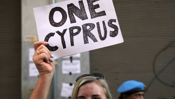 La mujer con letrero en Chipre - Sputnik Mundo