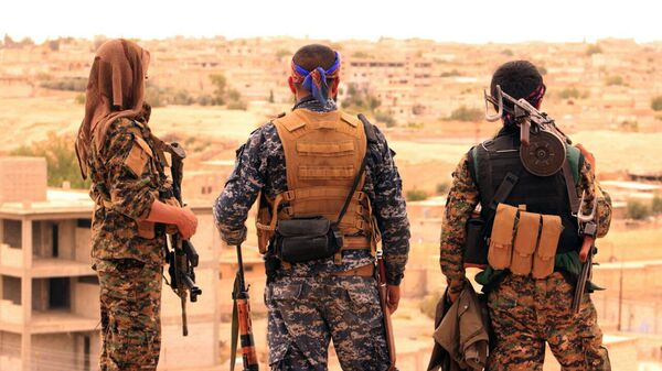 Soldados de las Fuerzas Democráticas Sirias (FDS) en la gobernación de Al Raqa - Sputnik Mundo