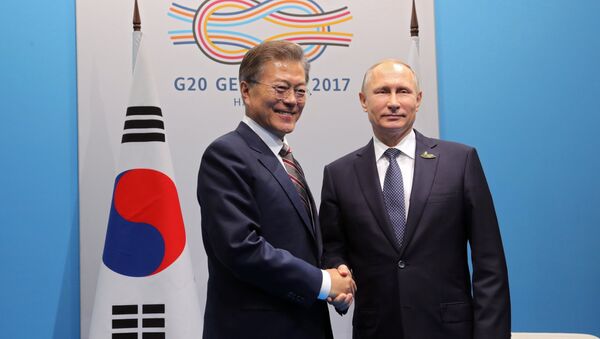 Presidente de Corea del Sur, Moon Jae-in, y presidente de Rusia, Vladímir Putin (archivo) - Sputnik Mundo