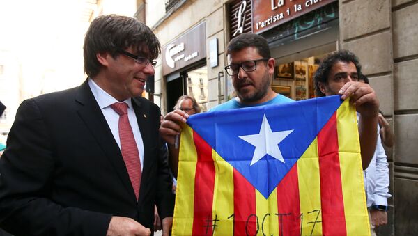 Carles Puigdemont, presidente del Gobierno catalán, con los partidarios del referéndum soberanista - Sputnik Mundo