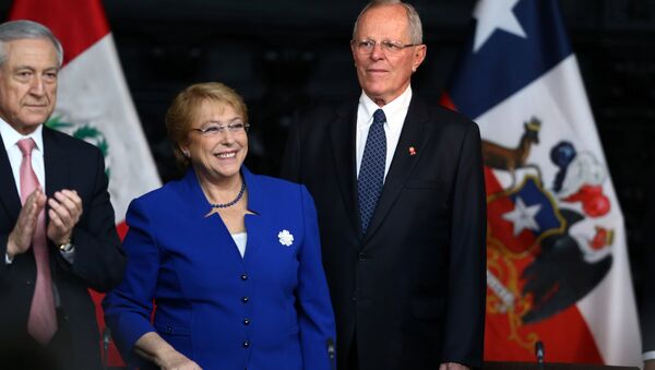 La presidenta chilena Michelle Bachelet con su par peruano Pedro Pablo Kuczynski - Sputnik Mundo