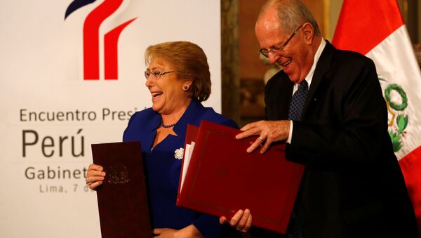 La presidenta chilena Michelle Bachelet con su par peruano Pedro Pablo Kuczynski - Sputnik Mundo