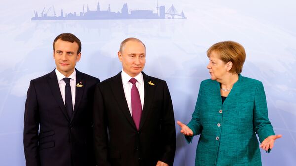 Los presidentes de Rusia y Francia, Vladímir Putin y Emmanuel Macron, y la canciller alemana, Angela Merkel - Sputnik Mundo