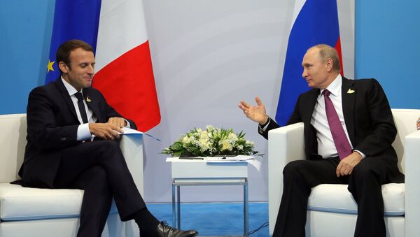 El presidente de Francia Emmanuel Macron y el presidente de Rusia Vladimir Putin en G20, Hamburgo - Sputnik Mundo