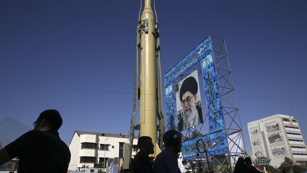 Maqueta del misil iraní Ghadr-F en Teherán (archivo) - Sputnik Mundo