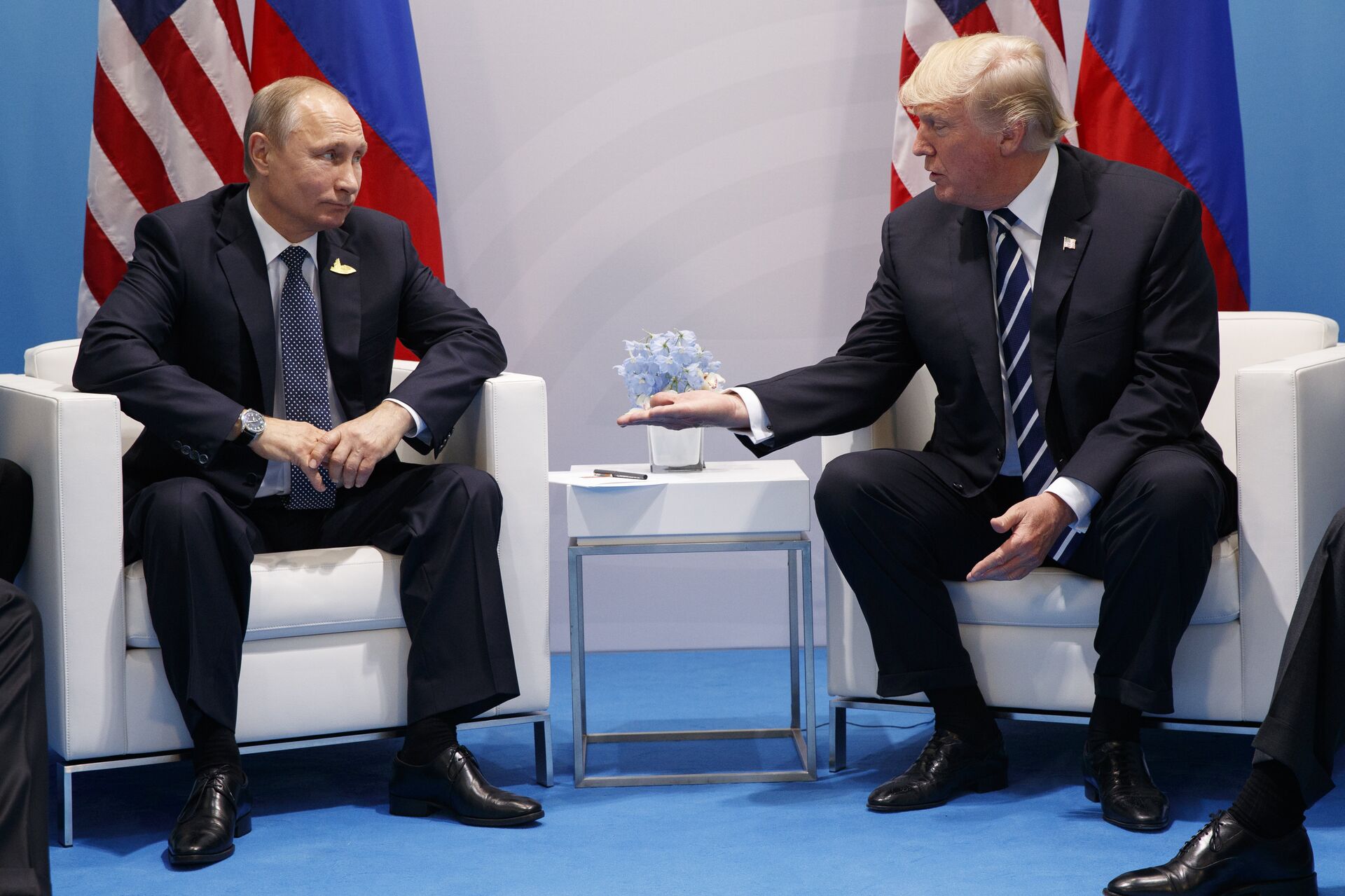 El presidente ruso, Vladímir Putin, y el expresidente de EEUU Donald Trump en la cumbre de G20, el 7 de julio de 2017 (archivo) - Sputnik Mundo, 1920, 15.06.2021