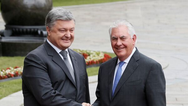El presidente de Ucrania, Petró Poroshenko, y el Secretario de Estado de EEUU, Rex Tillerson (archivo) - Sputnik Mundo