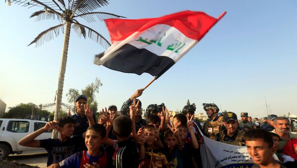 Iraquíes celebrando la liberación de Mosul, Irak - Sputnik Mundo