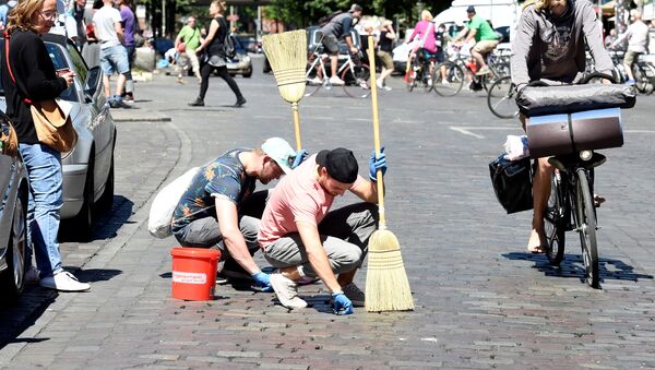 La gente limpia las calles de Hamburgo después de la cumbre del G20 - Sputnik Mundo