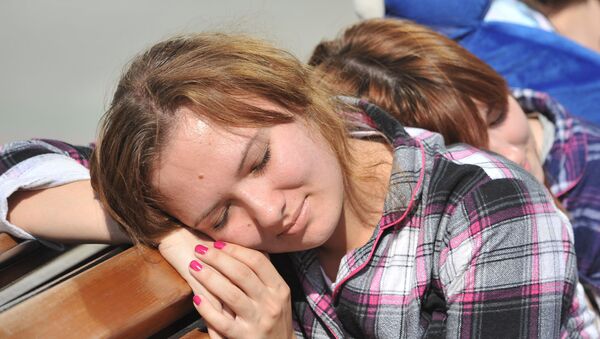 Una estudiante rusa durmiendo - Sputnik Mundo