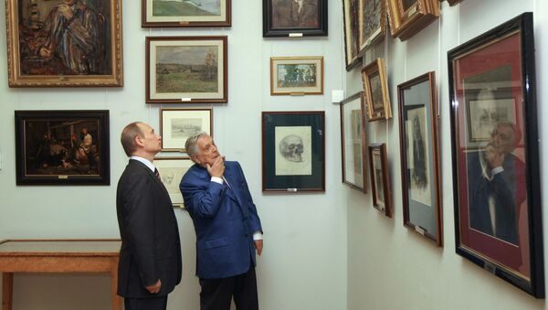 El artista Iliá Glazunov mostrando sus obras al presidente ruso Vladímir Putin - Sputnik Mundo