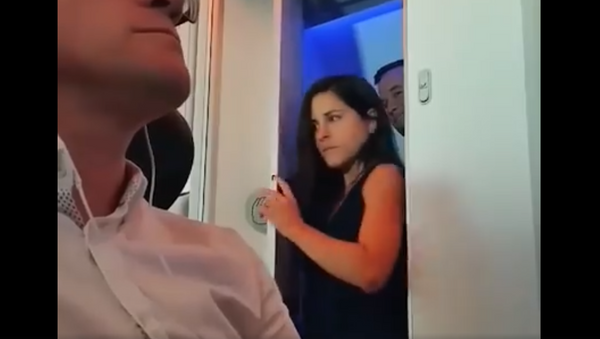 Un vídeo filmado por el pasajero de un avión muestra a una pareja saliendo a hurtadillas del baño en pleno vuelo - Sputnik Mundo
