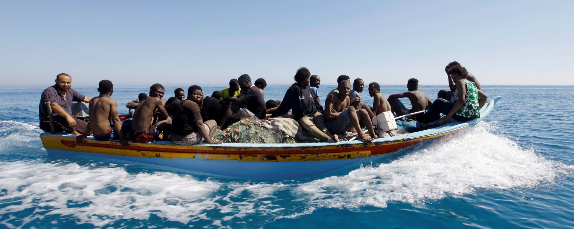 Los migrantes en el barco en el Mediterráneo - Sputnik Mundo, 1920, 18.05.2021