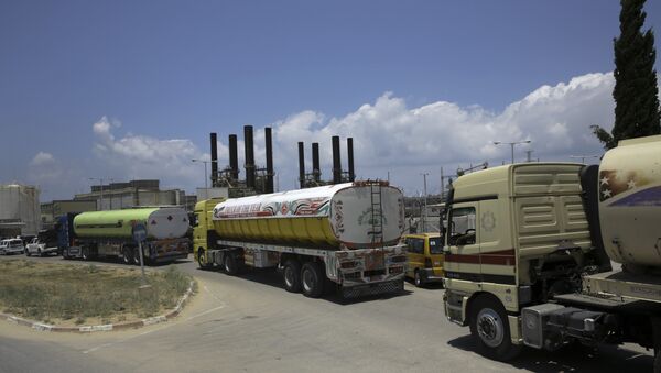 Los camiones entregan combustible a la planta eléctrica de la Franja de Gaza (archivo) - Sputnik Mundo