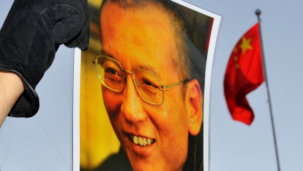 El retrato del disidente chino y premio Nobel de la Paz, Liu Xiaobo, y la bandera de China - Sputnik Mundo