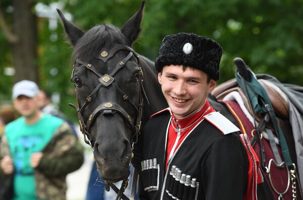 Así son los jinetes de la Escuela de Equitación del Kremlin - Sputnik Mundo