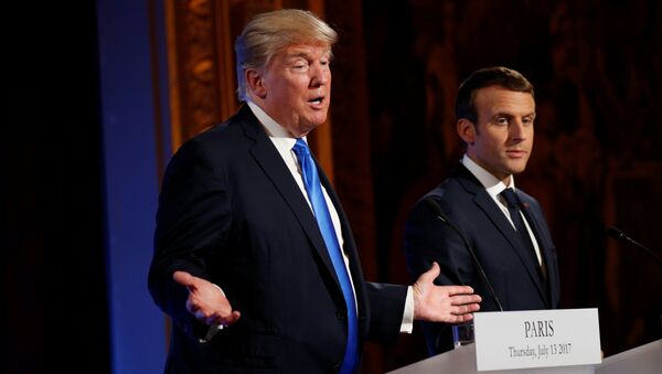 El presidente estadounidense, Donald Trump, con su homólogo francés, Emmanuel Macron - Sputnik Mundo