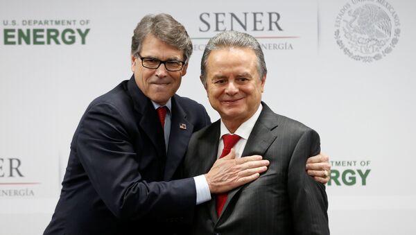 Secretario de Energía de EEUU, Rick Perry y secretario de Energía (Sener) mexicano, Pedro Joaquín Coldwell - Sputnik Mundo