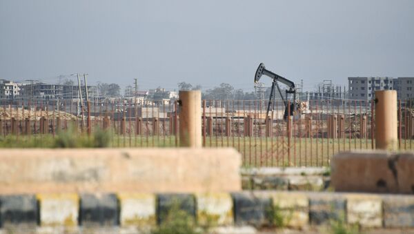 Extracción de petróleo en la región siria de Deir Ezzor (archivo) - Sputnik Mundo