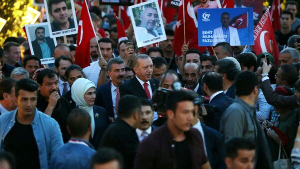 El presidente de Turquía, Recep Tayyip Erdogan, participa en una manifestación con motivo del aniversario de la intentona golpista - Sputnik Mundo