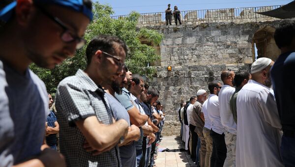 Los palestinos rezan cerca de la Explanada de las Mezquita - Sputnik Mundo
