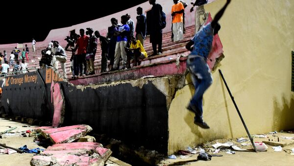 La situación en el estadio Demba Diop de Dakar, Senegal, tras el enfrentamiento entre los hinchas de equipos rivales - Sputnik Mundo