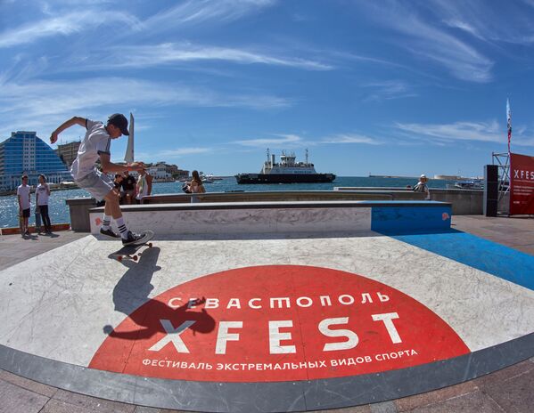 Cuando el sueño de volar se hace realidad: deportes extremos en el X Fest en Crimea - Sputnik Mundo