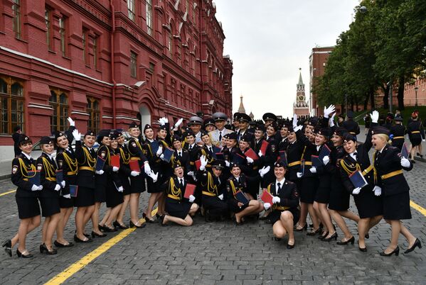 Así lucen los recién graduados de la Universidad del Ministerio del Interior en la Plaza Roja - Sputnik Mundo