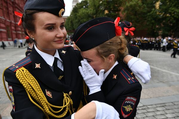 Así lucen los recién graduados de la Universidad del Ministerio del Interior en la Plaza Roja - Sputnik Mundo