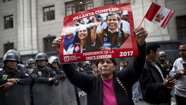 Mujer con una pancarta de apoyo al expresidente peruano Ollanta Humala - Sputnik Mundo