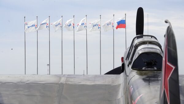 Caza IL-2 y las banderas del Salón Aeroespacial MAKS 2017 - Sputnik Mundo