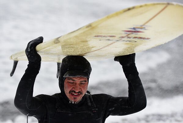 Olas a 15 grados bajo cero: así es el surf invernal en Rusia - Sputnik Mundo
