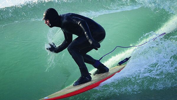 Olas a 15 grados bajo cero: así es el surf invernal en Rusia - Sputnik Mundo