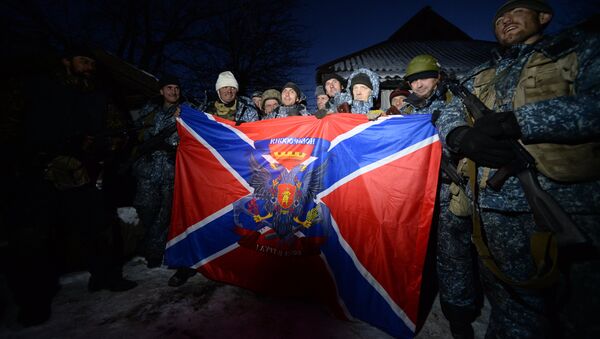 Los combatientes con la bandera de la República Popular de Lugansk (archivo) - Sputnik Mundo