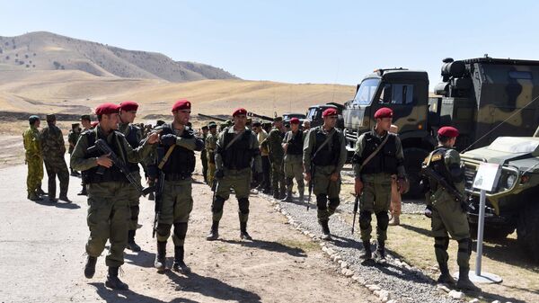 Los militares de tayikos en la base militar rusa en Tayikistán (archivo) - Sputnik Mundo