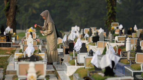 Una mujer musulmana en un cementerio en Singapur (imagen referencial) - Sputnik Mundo
