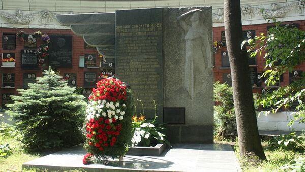 Ofrendas florales en el cementerio Novodevichie de Moscú a los pilotos y médicos soviéticos que perdieron la vida en un accidente aéreo en 1970 - Sputnik Mundo
