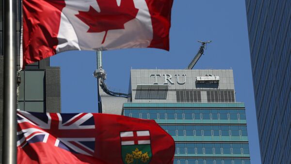El desmonte de las letras TRUMP de la fachada del antiguo Trump International Hotel and Tower en la ciudad canadiense de Toronto - Sputnik Mundo