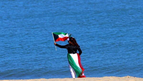 Una mujer con la bandera de Kuwait (imagen referencial) - Sputnik Mundo
