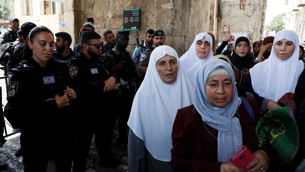 Mujeres palestinas en la entrada de la mezquita de Al Aqsa - Sputnik Mundo