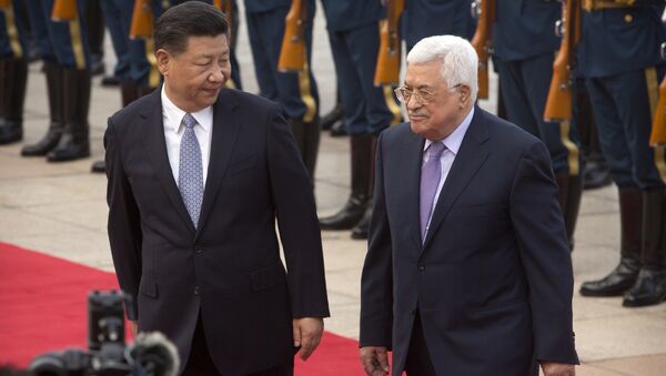 El presidente palestino, Mahmoud Abas, junto con su homólogo chino, Xi Jinping - Sputnik Mundo