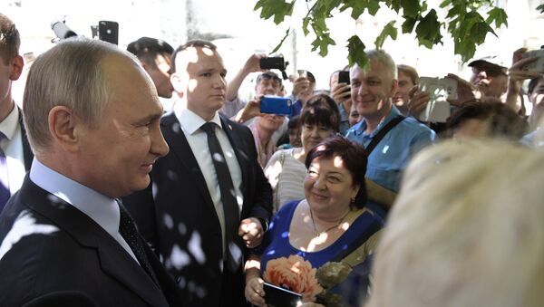Putin saluda a los transeúntes durante su paseo por el centro de Moscú - Sputnik Mundo