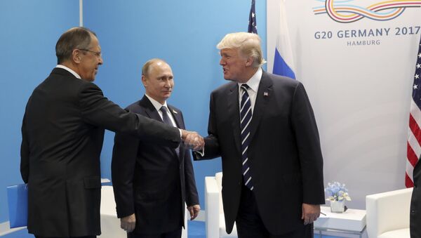 El canciller ruso, Serguéi Lavrov, el presidente ruso, Vladímir Putin, y el presidente de EEUU, Donald Trump - Sputnik Mundo
