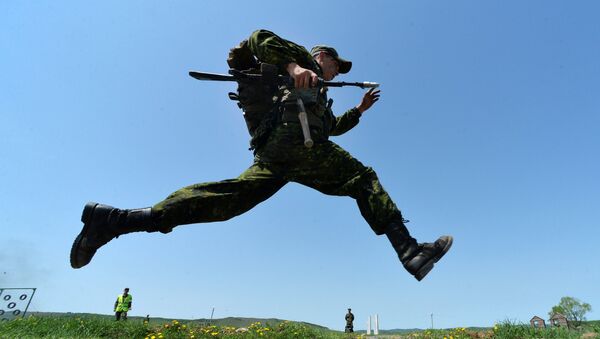 Un soldado ruso entrenando (imagen referencial) - Sputnik Mundo