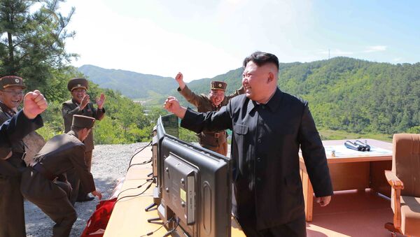 Kim Jong-un, líder de Corea del Norte, tras el lanzamiento del misil Hwasong-14 - Sputnik Mundo