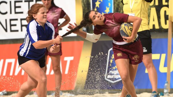 Bellas, fuertes y furiosas: las participantes del Campeonato de Rugby Playa en Moscú - Sputnik Mundo