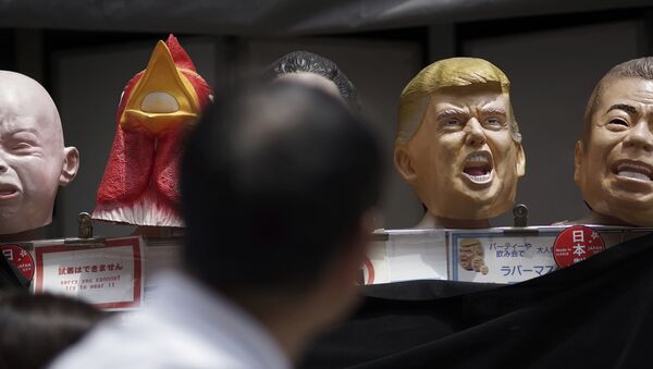 Máscara del presidente Trump - Sputnik Mundo