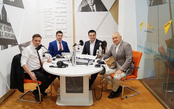 El micrófono SU-019 en la cabina de radio Levitán en Moscú - Sputnik Mundo